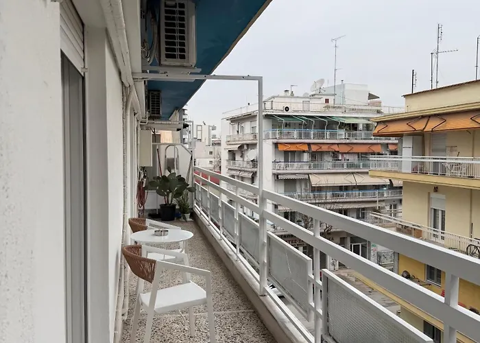 Vintage Chic 3' From The Metro Apartment *